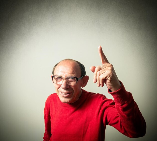 Photo senior man against gesturing wall