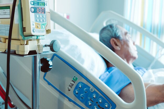 Foto uomo anziano a letto in ospedale