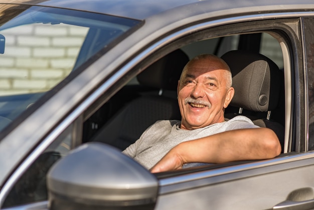 Senior man besturen van een auto