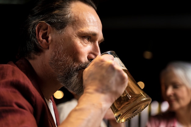 Foto senior man bier drinken in een restaurant