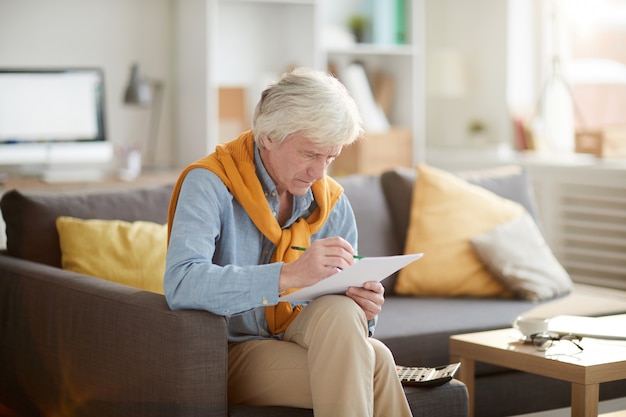 Finanze calcolarici dell'uomo senior