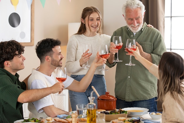 Uomo anziano che festeggia il suo compleanno