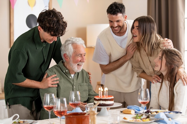 Foto uomo anziano che festeggia il suo compleanno