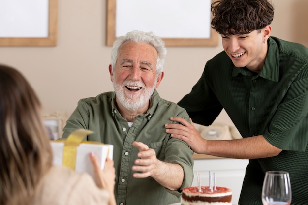 写真 誕生日を祝う年配の男性