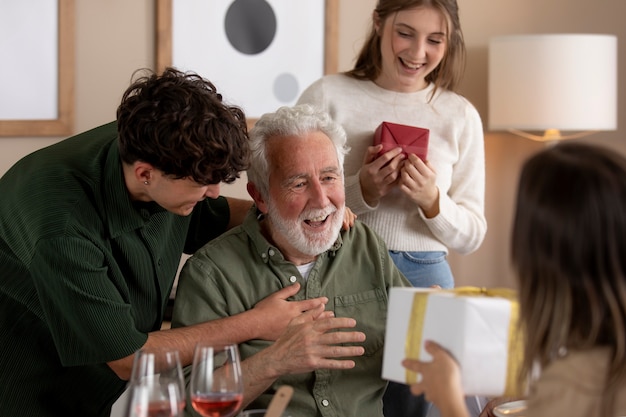 誕生日を祝う年配の男性