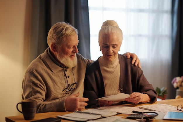 Photo senior man comforting his anxious wife