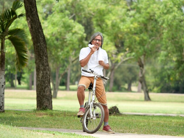 Uomo anziano che canta nel parco