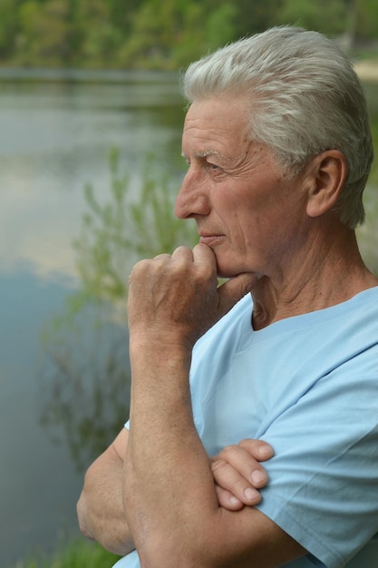 Senior man denken in park