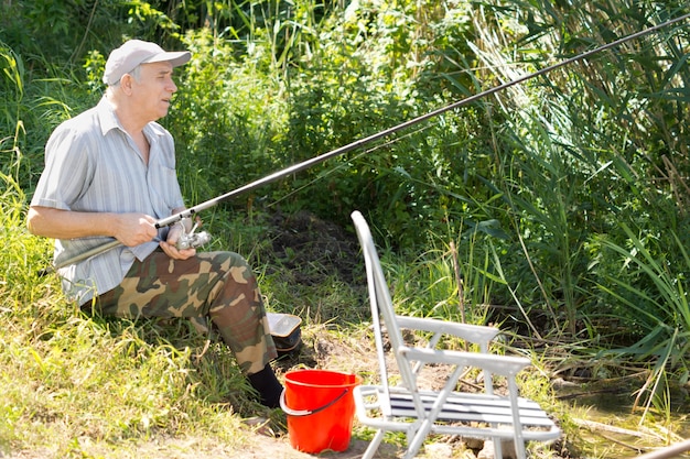 Senior man die een ontspannende dag doorbrengt met vissen