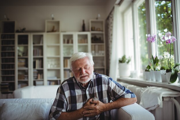 Senior man die lijden aan pijn op de borst