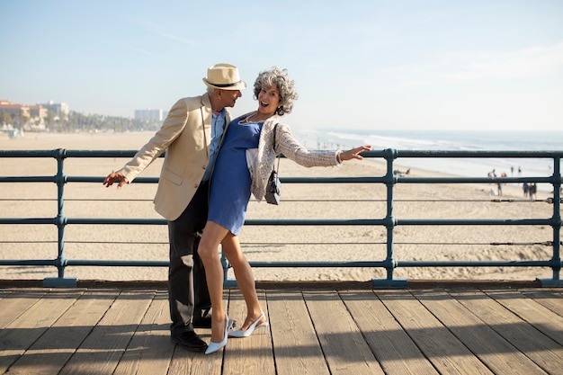 Foto senior man die zijn vriendin vasthoudt terwijl hij op date is