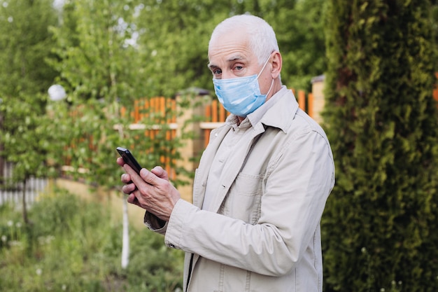 Senior man draagt een masker om ziektekiemen, giftige dampen en stof te voorkomen. Preventie van bacteriële infectie Coronavirus