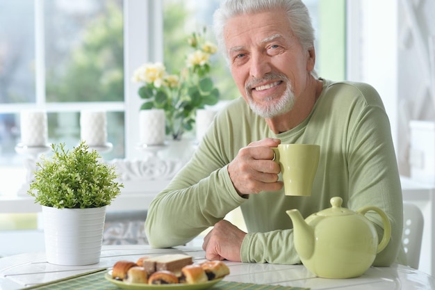 お茶を飲む年配の男性