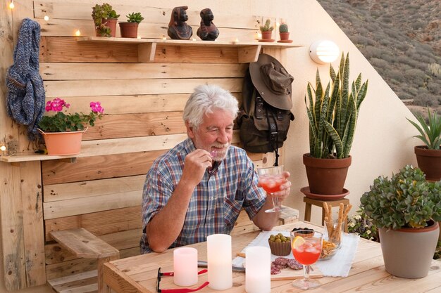 写真 テーブルの上で食べ物を食べている年配の男性