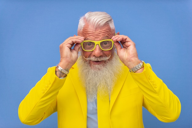 贅沢な黄色のスーツを着た年配の男性