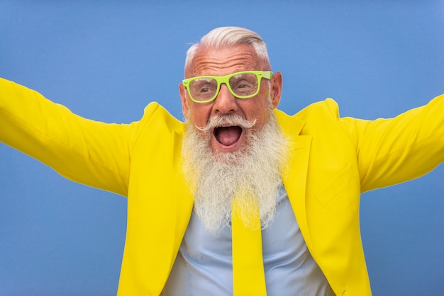 Foto uomo anziano in stravagante abito giallo