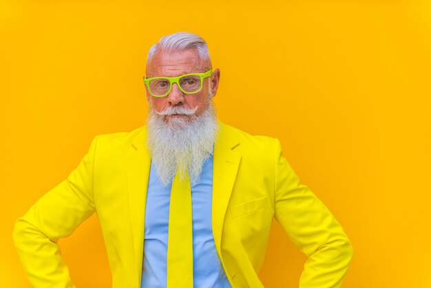 贅沢な黄色のスーツを着た年配の男性