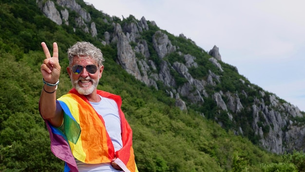 Senior man Gay grijsharig met LGBT-vlag