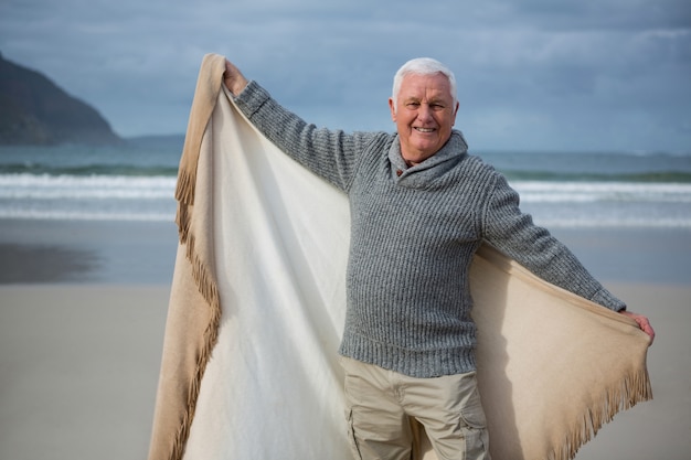 Senior man genieten op strand