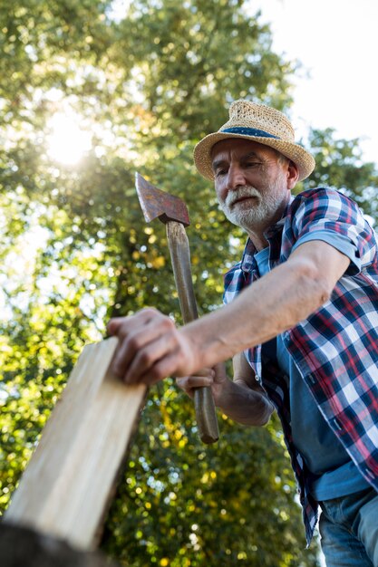 Senior man hakken brandhout