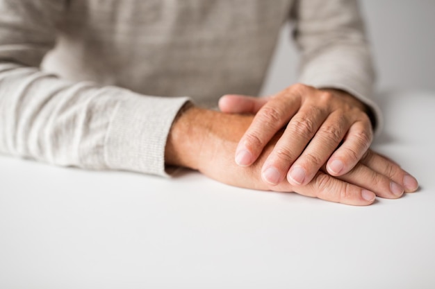 Photo senior man hands on table