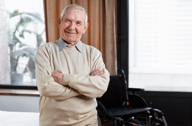 Photo senior man at home waiting for a doctor appointment