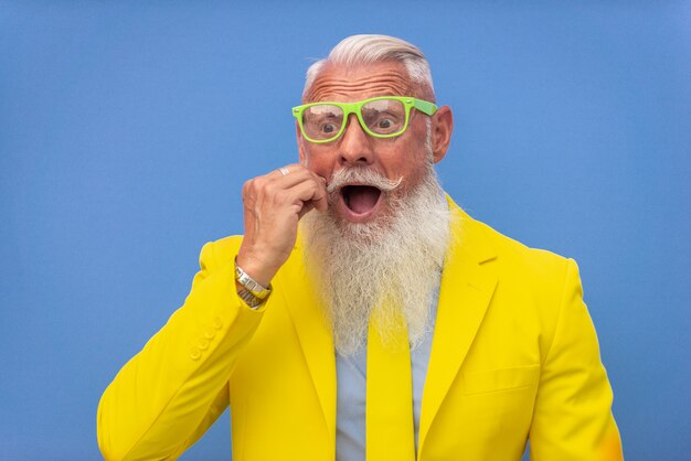 Фото Старший мужчина в экстравагантном желтом костюме
