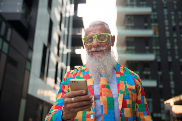 Senior man in extravagante kleurrijke kleding