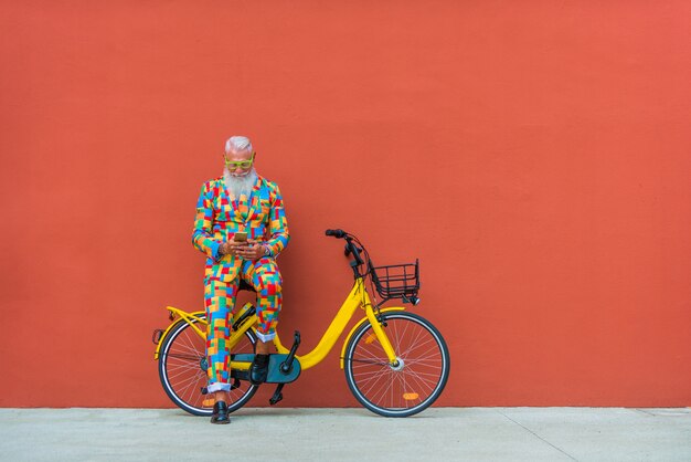 Senior man in extravagante kleurrijke pak