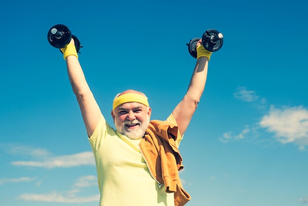 Senior man in healthclub in beweging zijn leeftijd is geen excuus om je gezondheid te verslappen oudere man prakt...