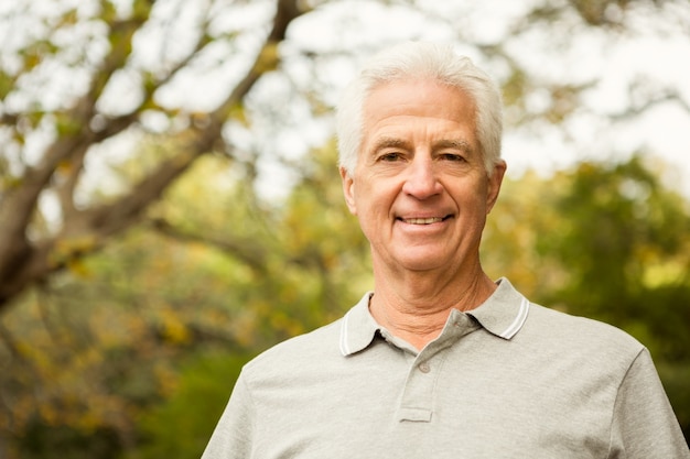 Senior man in het park