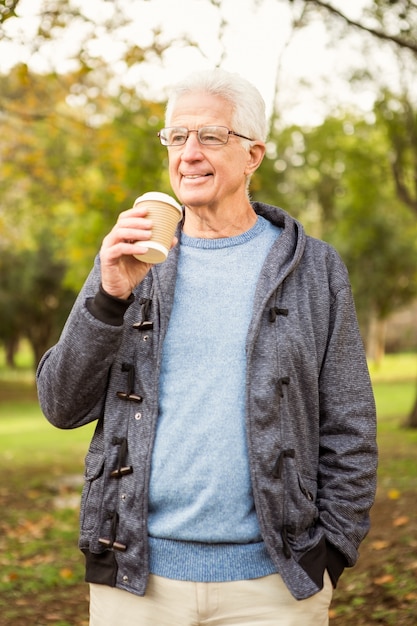 Senior man in het park