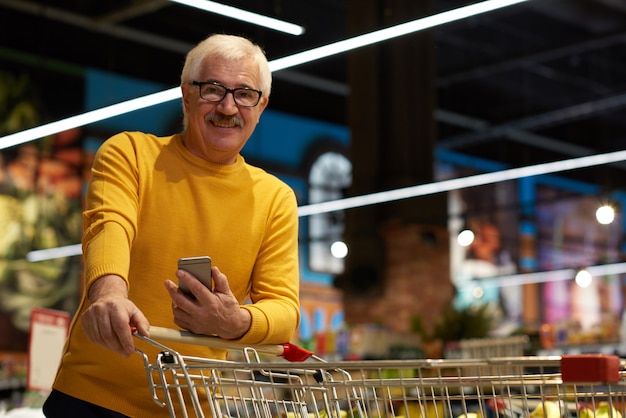 Senior Man in supermarkt