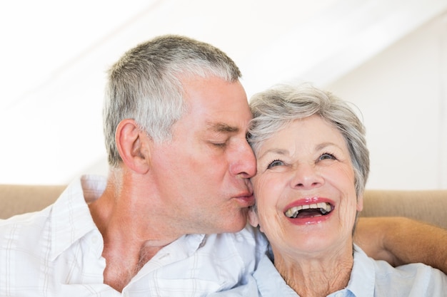 幸せな妻にキスするシニア男