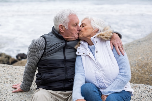 Старший мужчина целует старшую женщину