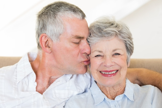 写真 頬に妻をキスする上司