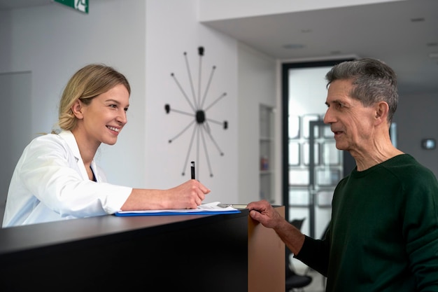 Photo senior man makes an appointment to doctor