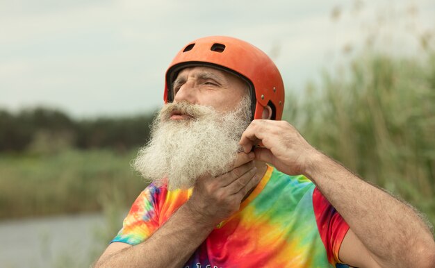 Senior man met baard voorbereid op water raften ernstige blik.