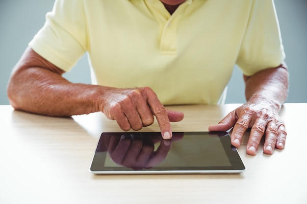 Foto senior man met behulp van een digitale tablet