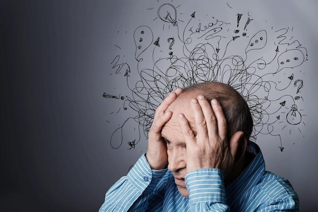 Senior man met bezorgde gestreste gezichtsuitdrukking met illustratie