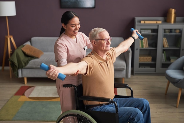 Senior man met een handicap doet oefeningen met halters