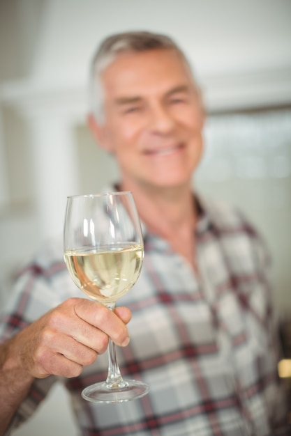 Senior man met glas wijn
