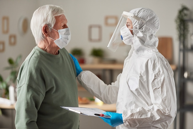 Foto senior man met masker overleg met arts in beschermende kleding over coronavirusvaccinatie tijdens bezoek