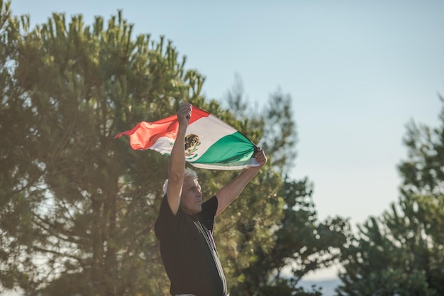 Senior man met vlag van Mexico 16 september Onafhankelijkheidsdag van Mexico