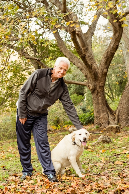 Senior man met zijn hond in park