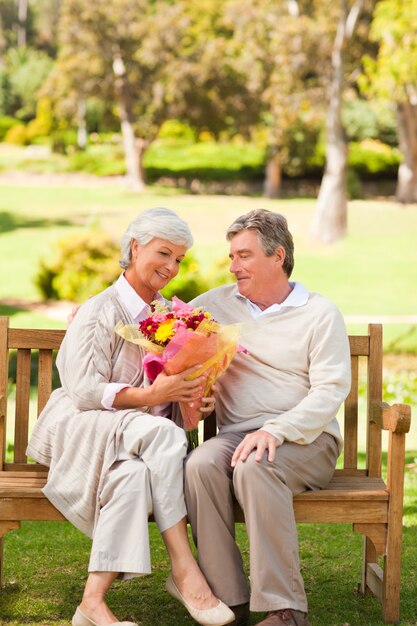 彼の妻に花を提供する上級男