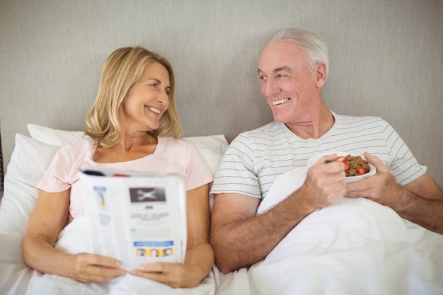 Senior man ontbijten op bed