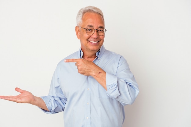 Senior man opgewonden met een kopie ruimte op de palm.