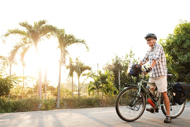 Uomo senior su una bici da escursione all'aperto