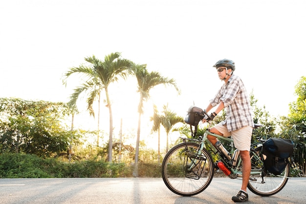 屋外のツーリングバイクの年配の男性